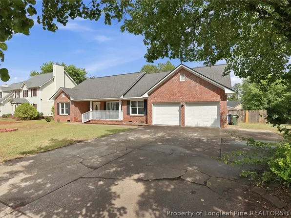 1967 Oakview Dr, Fayetteville, NC 28304