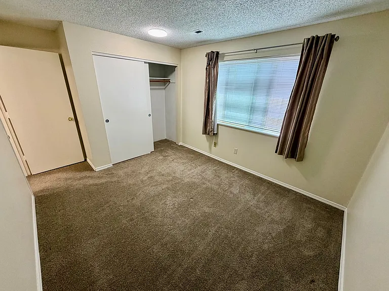 201 & 203 SE Bridgeway Ave — Photo 13