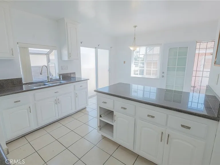 4433 Triggs St E — Photo 12