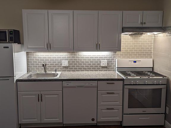 Kitchen with brand new appliances (Energy Star)
