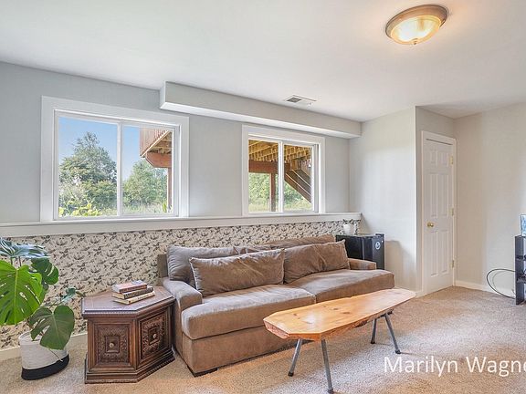 3rd image of 10614 Country Air Dr NE