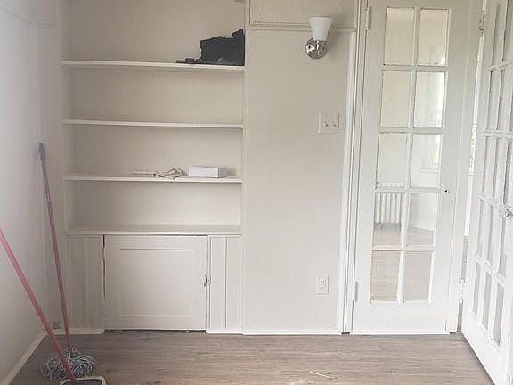 2nd image of 4960 Chestnut St #1F