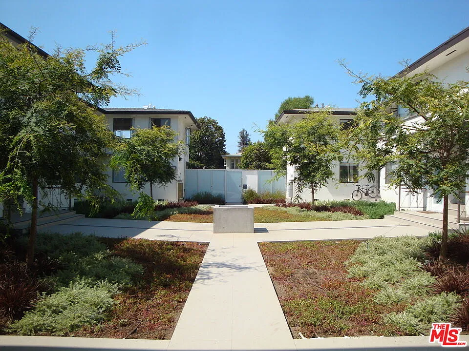 Building Photo - 3130 S Barrington Ave #A