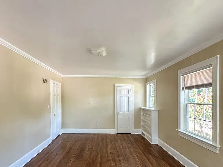 512 1/2 Westmont Dr — Photo 7