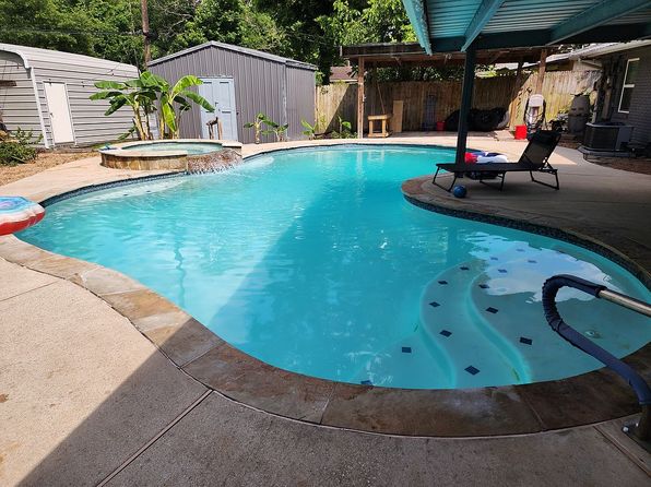 1220 Crestview Dr
