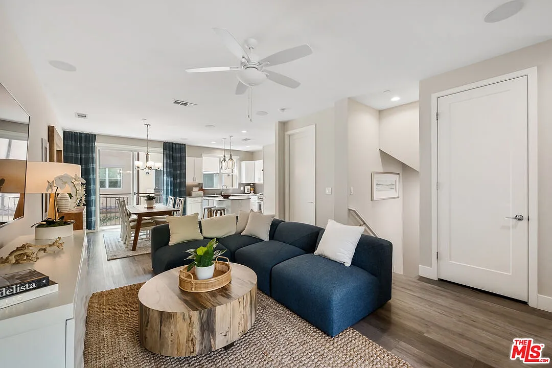 2 bed, 2.5 bath, 1483 sqft, $6,300 — Photo 3