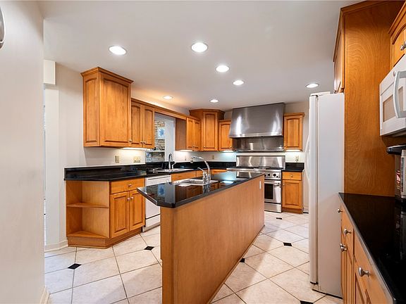 3rd image of 231 Fairview Rd