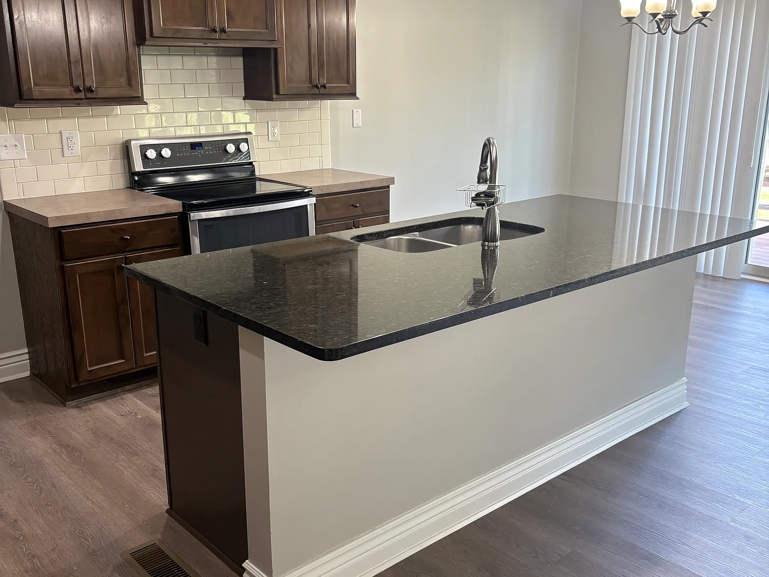 4 bed, 2401 sqft, $2,695 — Photo 3