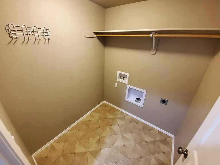 899 N Pointe Dr NW — Photo 19
