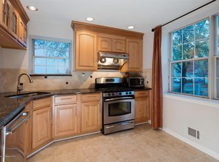 21 Hunters Pointe Rd, Middletown, NJ 07748