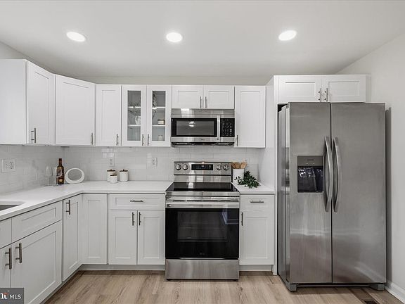 3rd image of 945 Renfrew St