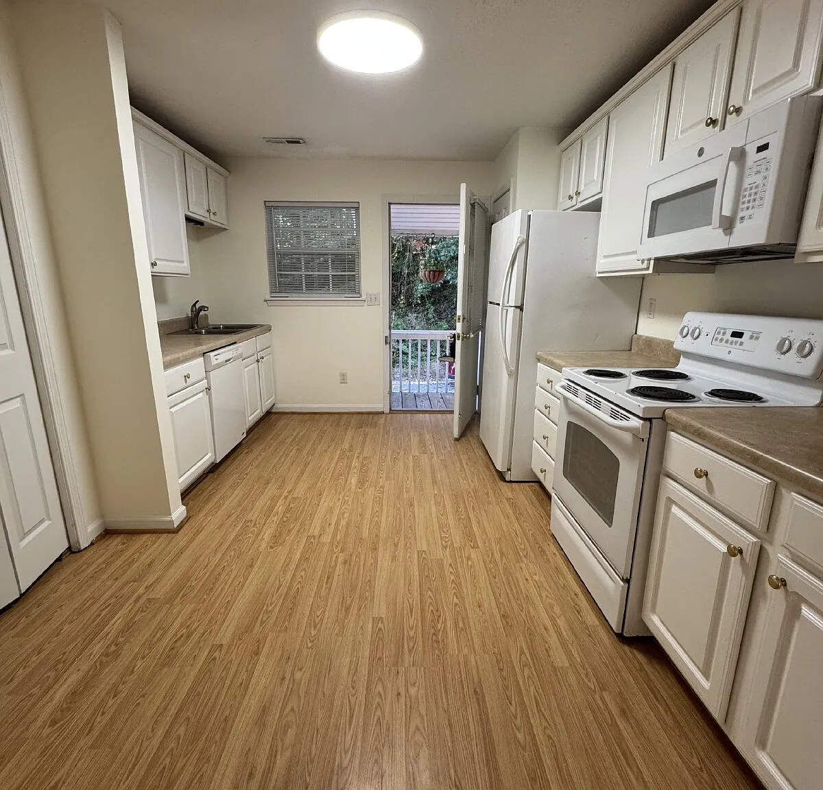 2 bed, 1.0 bath, $1,250 — Photo 3