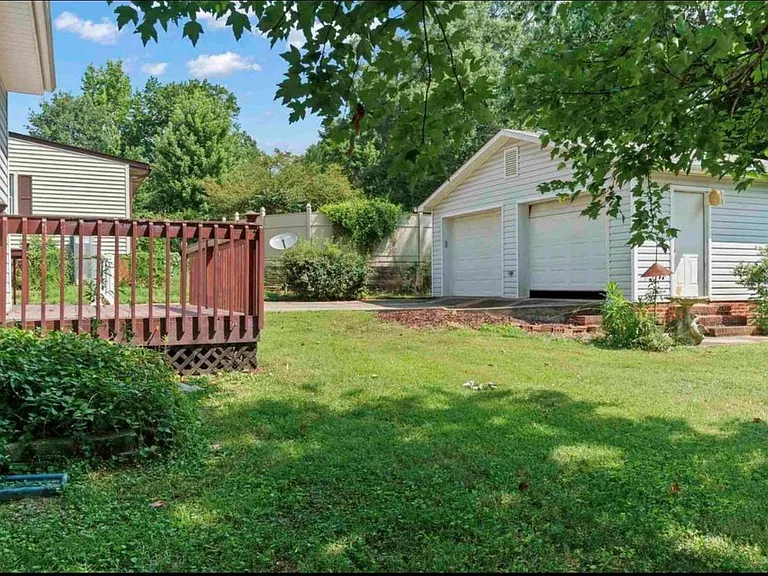 39 Mayfair Ln — Photo 4