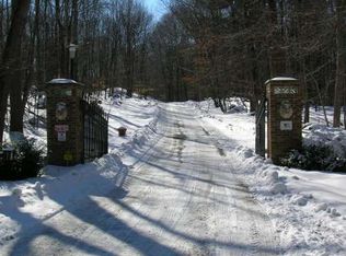 12 Deerfield Ln, Woodbridge, CT 06525