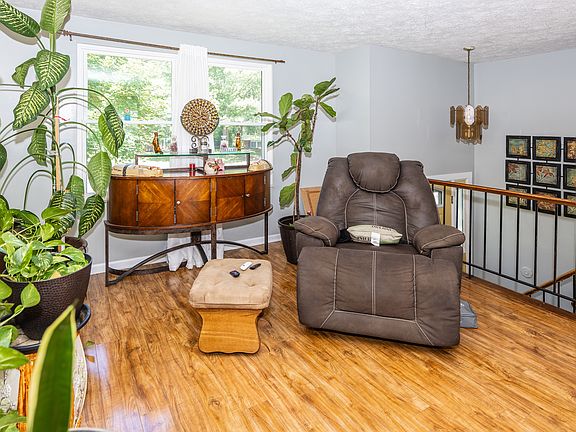 3rd image of 1647 Moores Ct