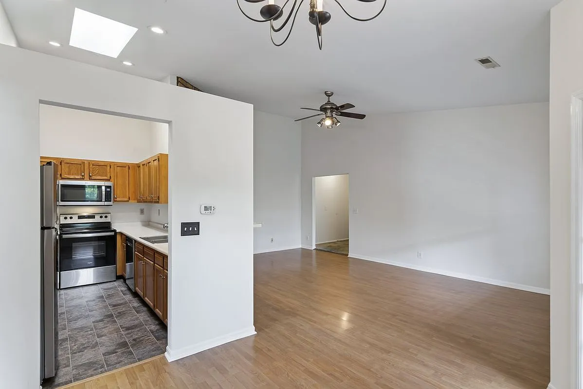 2 bed, 2.0 bath, 1080 sqft, $1,700 — Photo 3