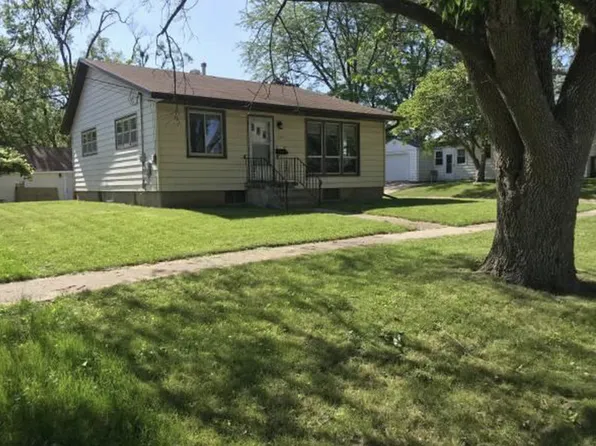 702 S 4th St, Knoxville, IA 50138