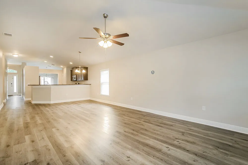 4 bed, 2.0 bath, 2046 sqft, $2,235 — Photo 4