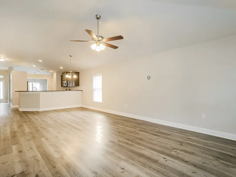 1004 Kellogg Dr — Photo 3