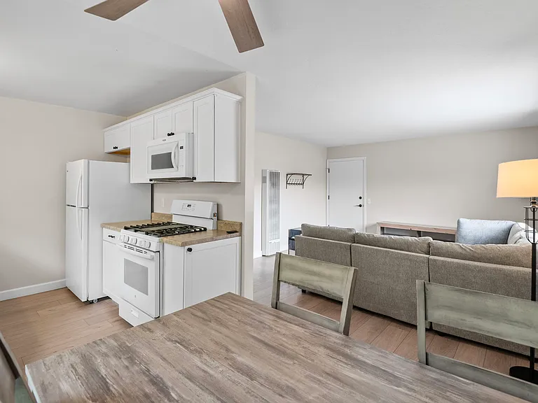 Meadowlark Apartments — Photo 4