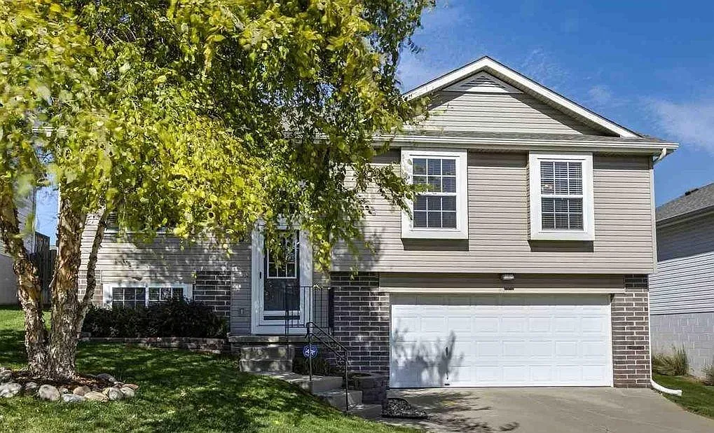 3 bed, 1422 sqft, $2,100 — Photo 1