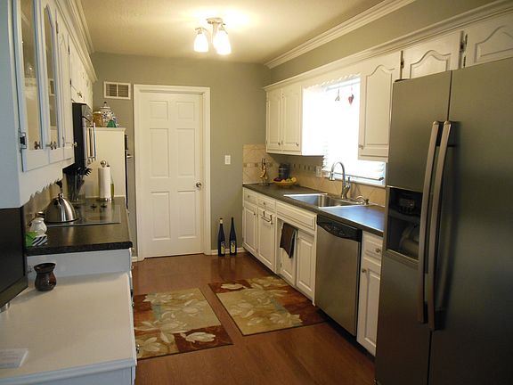 3rd image of 9519 Maywood Ave