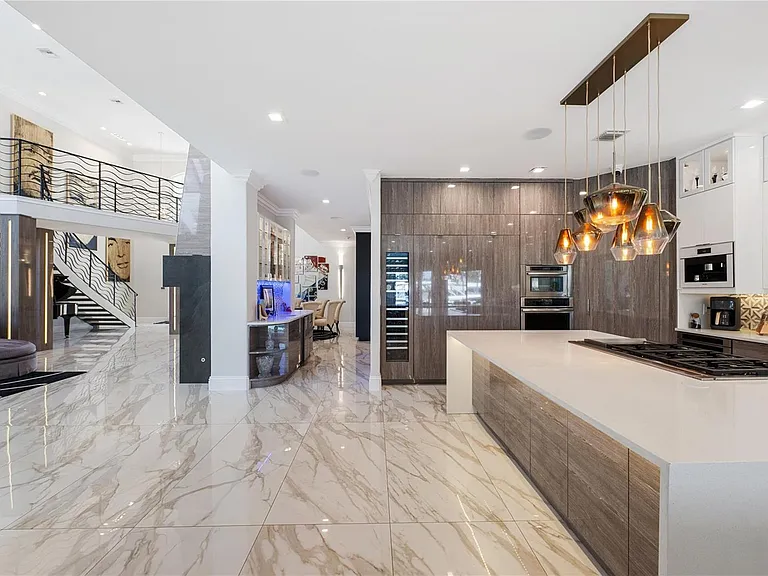 2307 N Riverside Dr — Photo 52