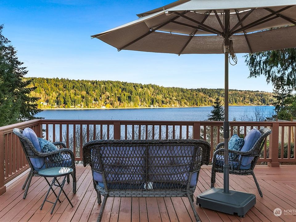 Stunning view of Puget Sound and Bainbridge Island. >