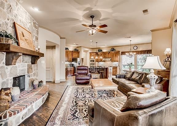 4th image of 903 Crestmoor Dr