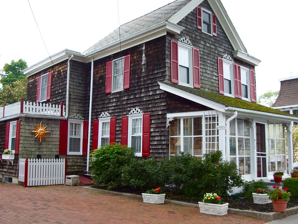 Welcome to 912 Queen Street!