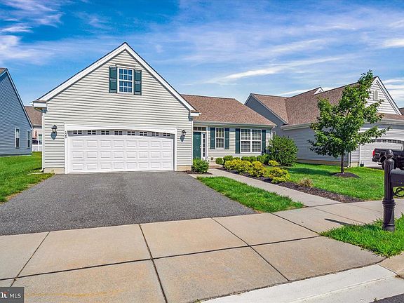 3rd image of 125 E Clarendon Dr