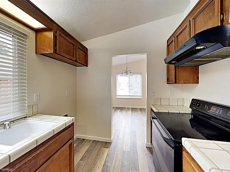 1740 Gateway Dr — Photo 6