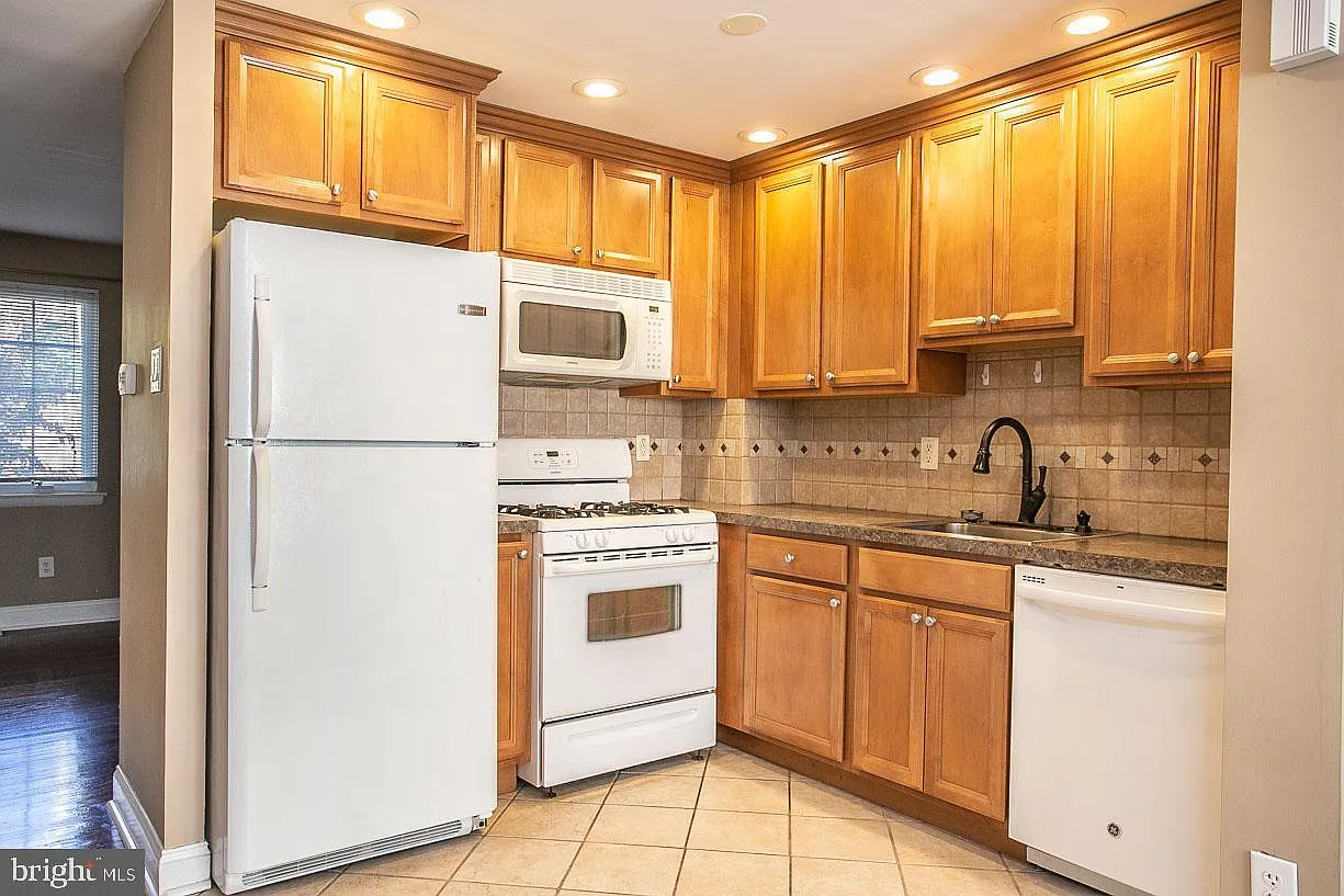 3602 Merrick Rd — Photo 2