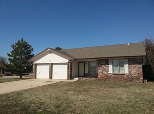 717 Camelot, Moore, OK 73160