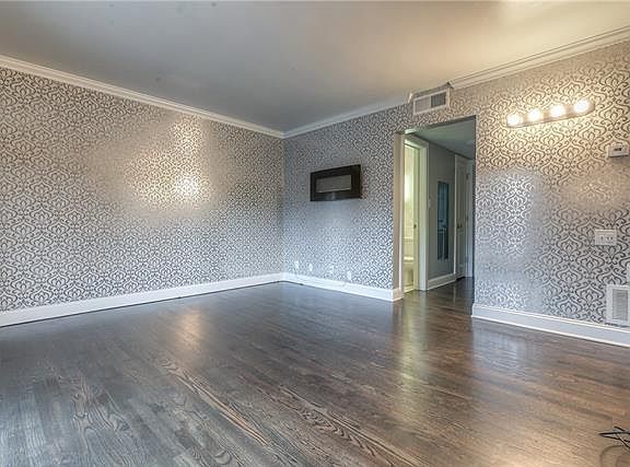 4th image of 4528 Broadway APT 2S