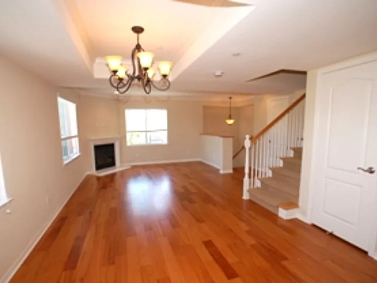 1045 Loretta Ln — Photo 2