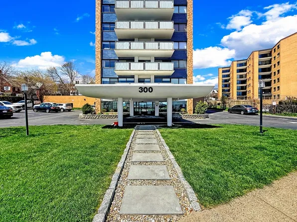 300 Lynn Shore Dr APT 203, Lynn, MA 01902