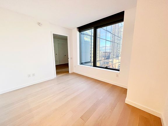 3rd image of 3 Court Sq #1205