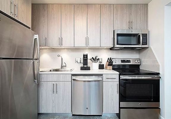 4th image of 433 W 43rd St APT 6C