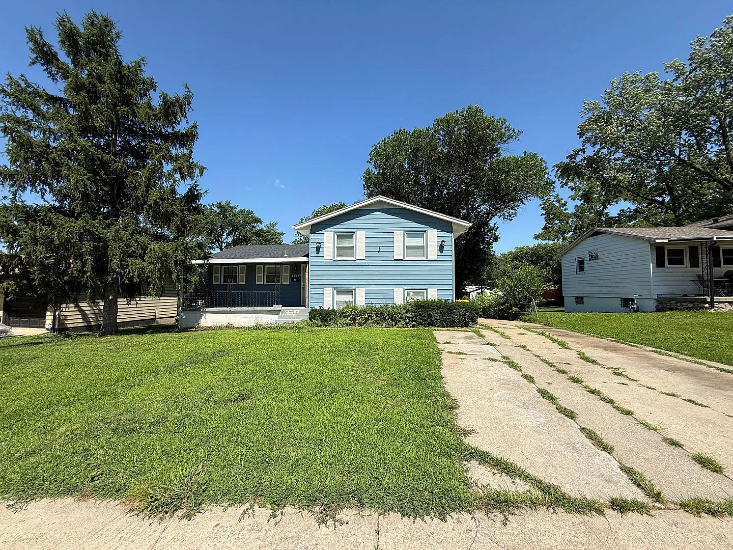 5-Bedroom, 3 Bath Single Family for Rent in Kansas City, MO | Attached Garage & Modern Kitchen — Photo 1