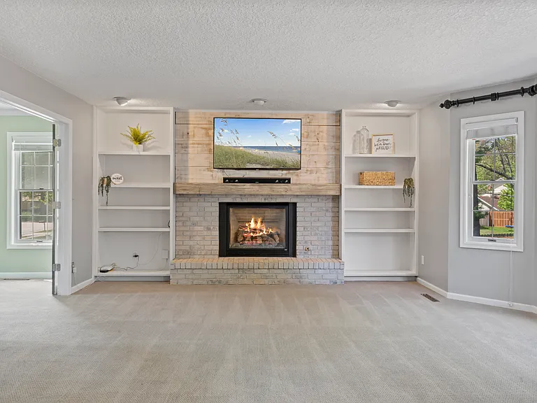 4690 Lindbergh Dr — Photo 18