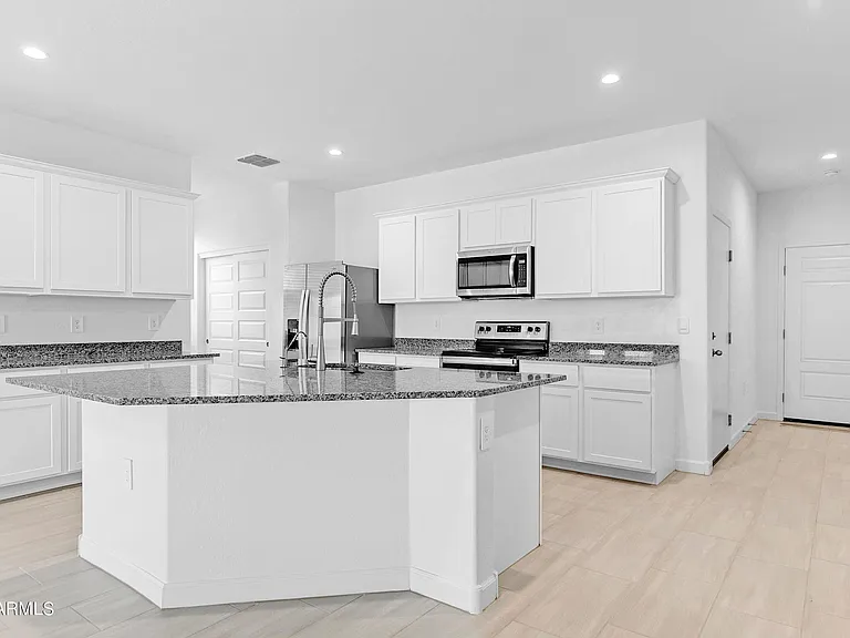 2856 W Seaver Ave — Photo 5