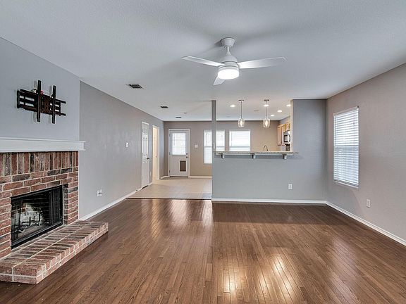 3rd image of 1817 Kittredge Way