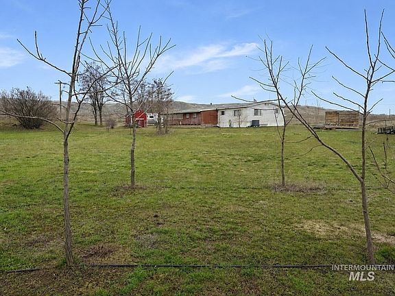3rd image of 3065 Center Ave