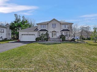 13 Hickory Ct, Manalapan, NJ 07726