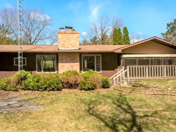 W6686 W Little Silver Lake Rd, Wild Rose, WI 54984