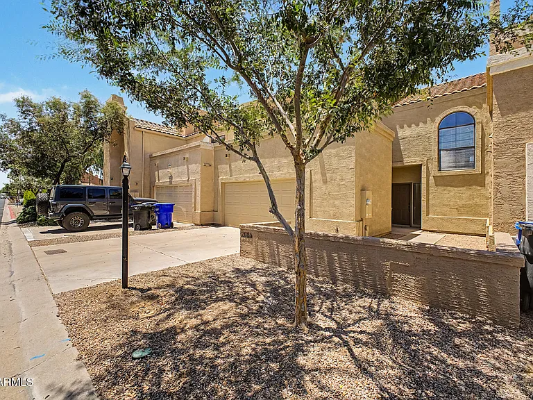 2084 N Sunset Dr — Photo 3