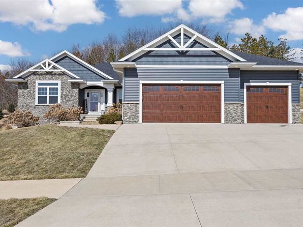 3014 Forrest Meadow Ln, Hiawatha, IA 52233