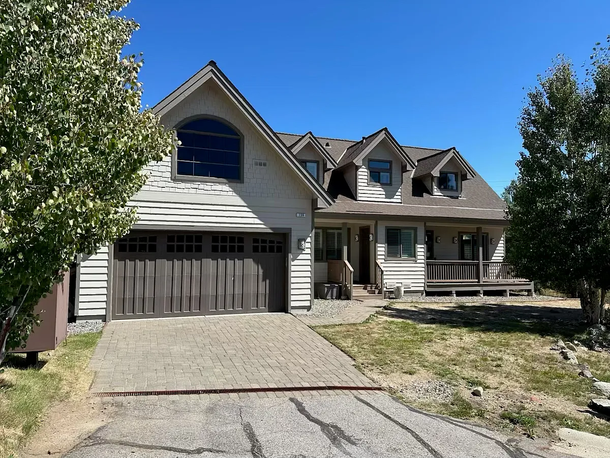 Building Photo - 720 Mule Deer Cir
