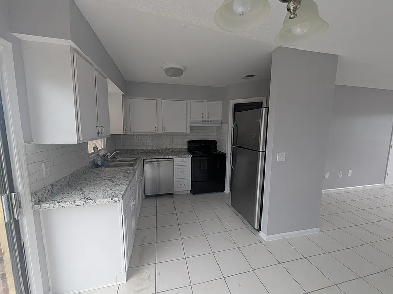 1920 E Edgewood Dr E — Photo 10